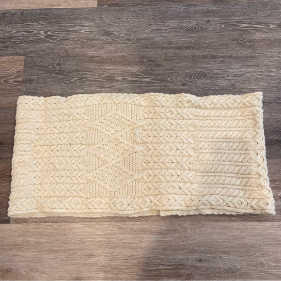 CARRAIG DONN Aran Irish Merino Wool Buttoned Infinity Scarf - Picture 7 of 7